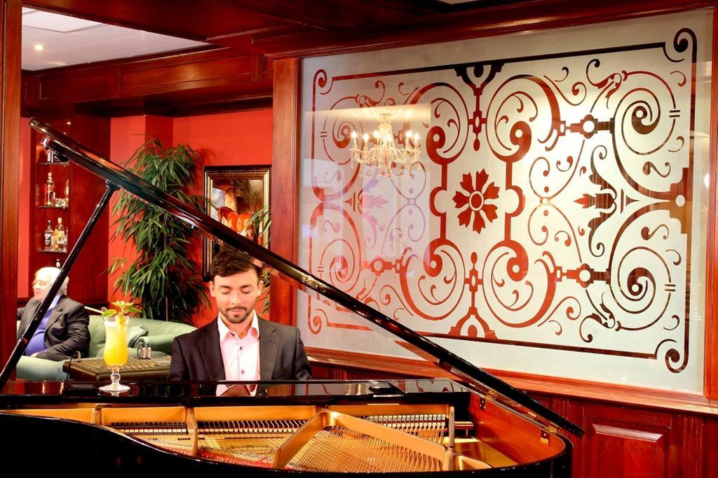 Jolie Ville Hotel & Spa Kings Island Luxor Exterior photo The piano bar